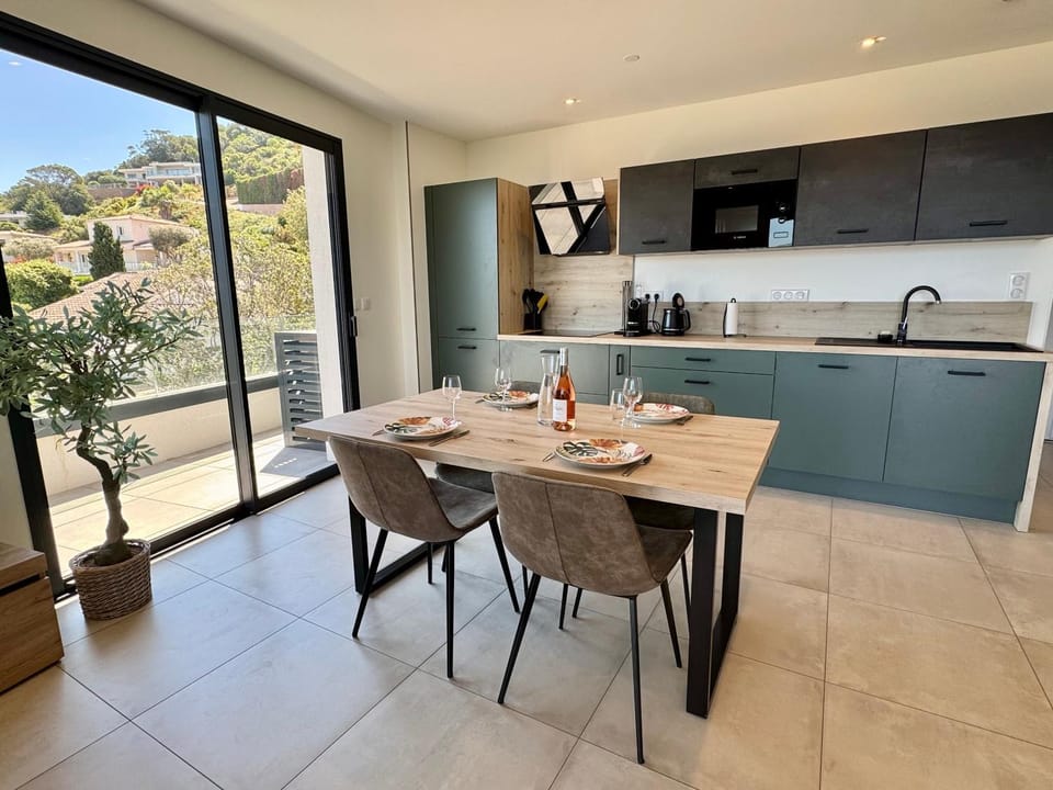 Kitchen or kitchenette, Dining area