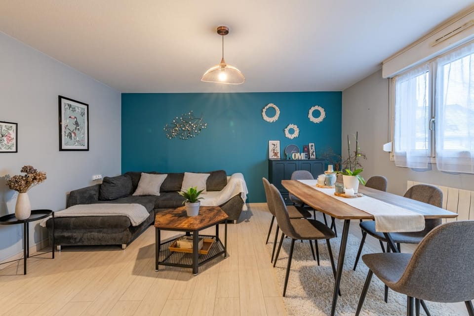 Living room, Seating area, Meals