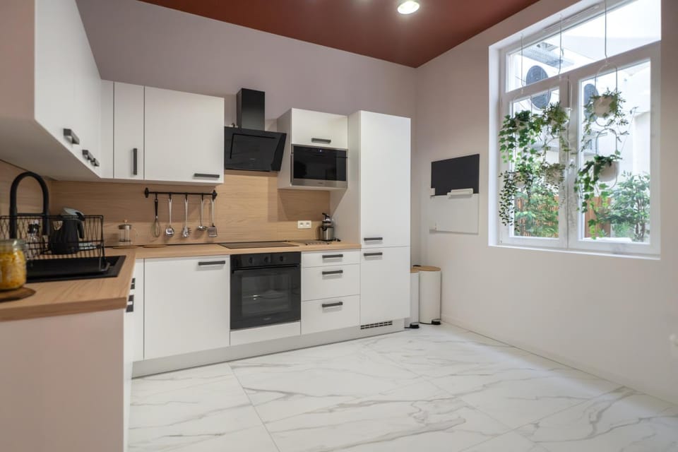 Kitchen or kitchenette, Communal kitchen