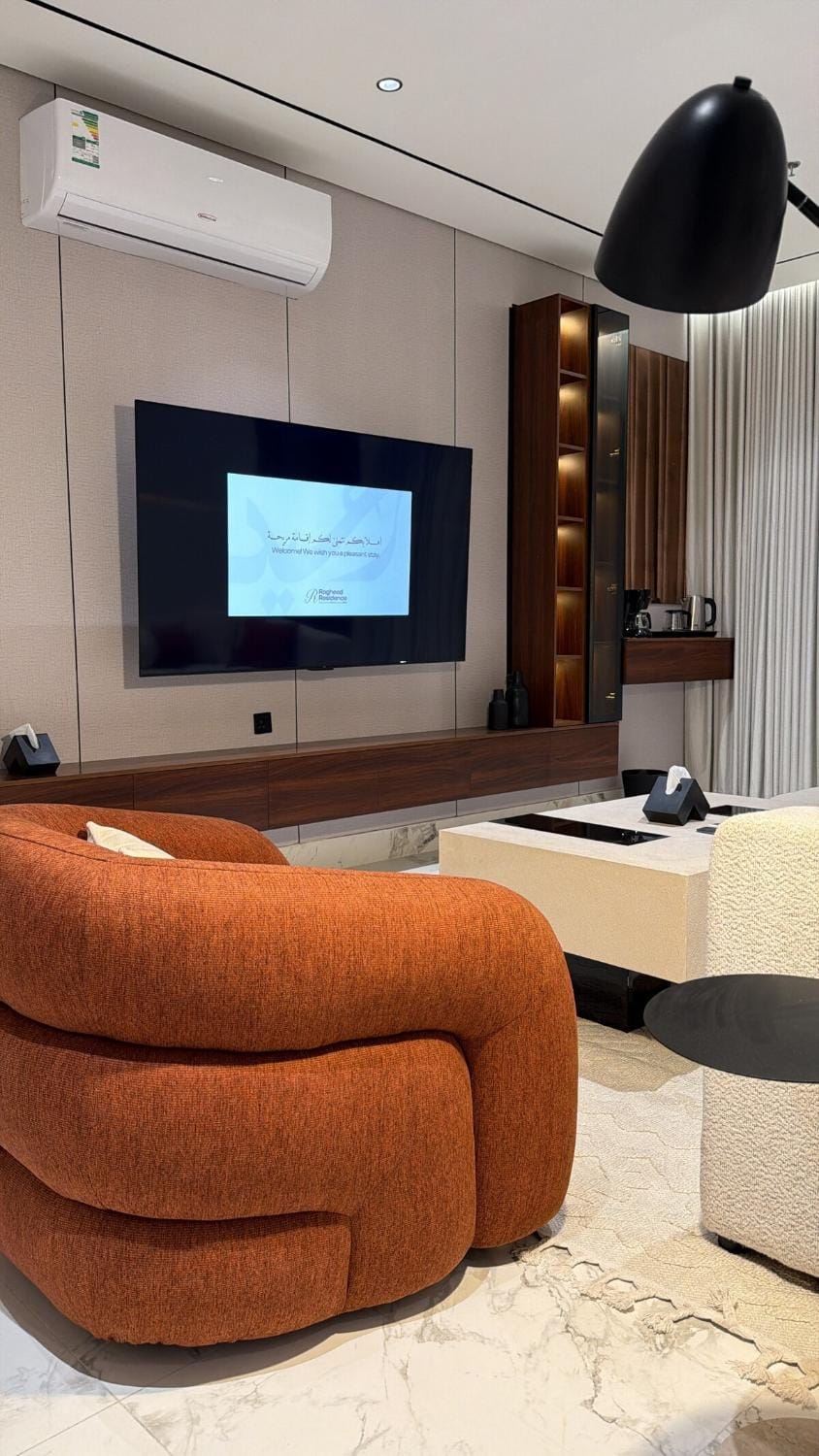 شقة روڤ فاخرة بغرفة نوم وصالة ومطبخ وموقف خاص Apartment in Al Khobar