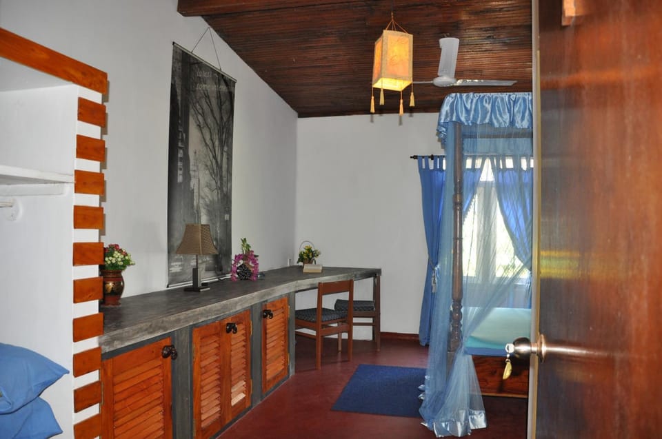 Day, Photo of the whole room, Decorative detail, Bedroom