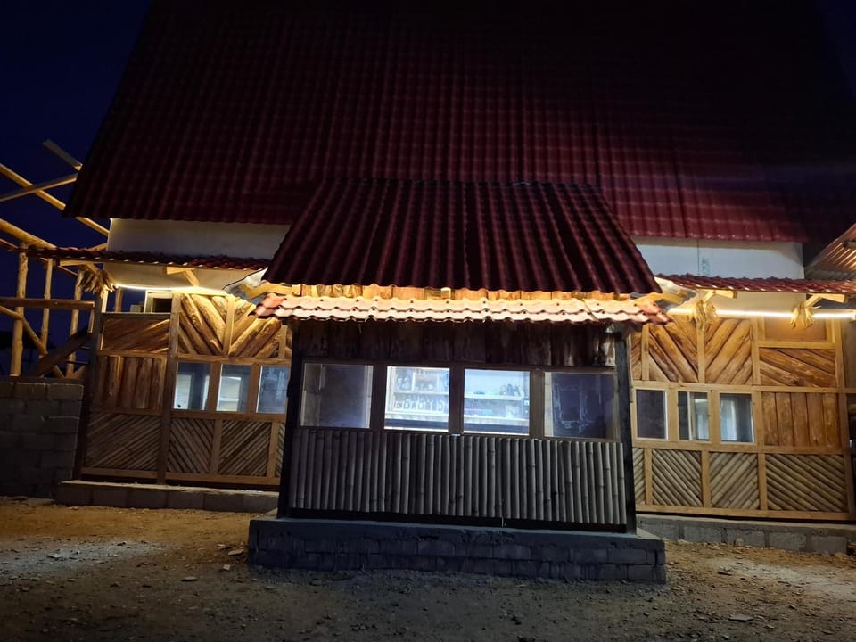 Restaurant/places to eat, Night