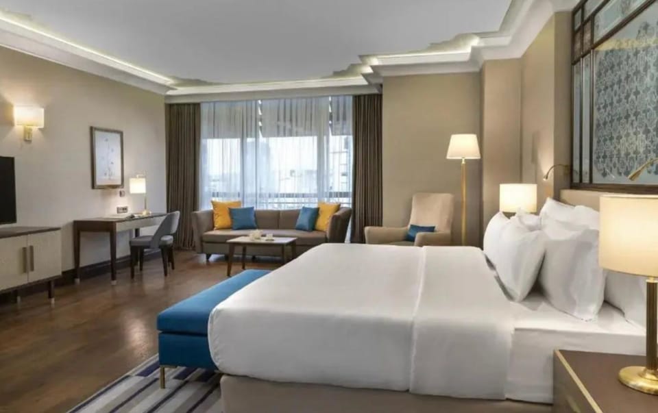 Bed, TV and multimedia, Living room, Photo of the whole room, Seating area, Bedroom, hair dresser