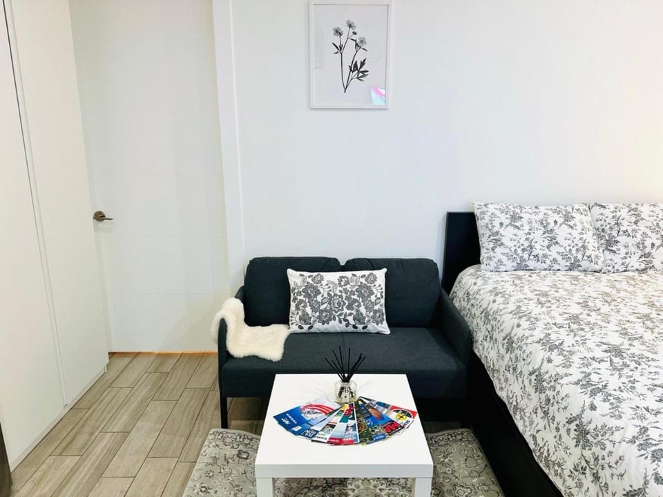 Modern Studio for 2 - Near SkyTrain to Downtown - Free Parking Bed and Breakfast in Vancouver