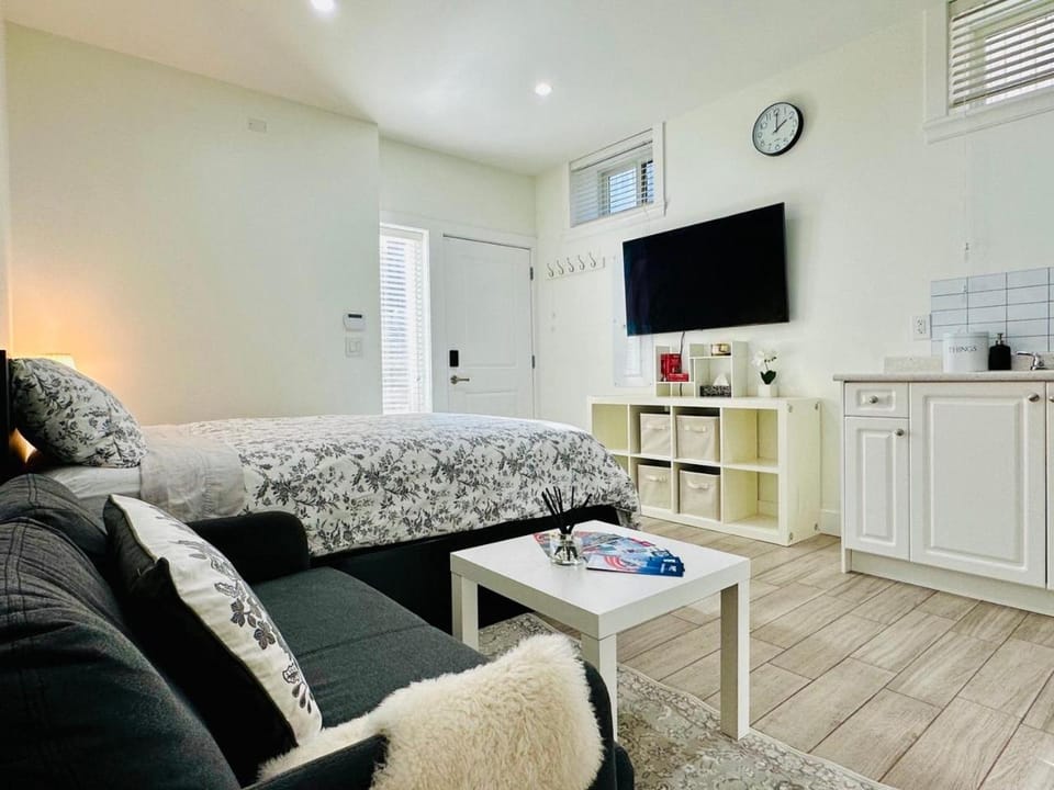 Modern Studio for 2 - Near SkyTrain to Downtown - Free Parking Bed and Breakfast in Vancouver
