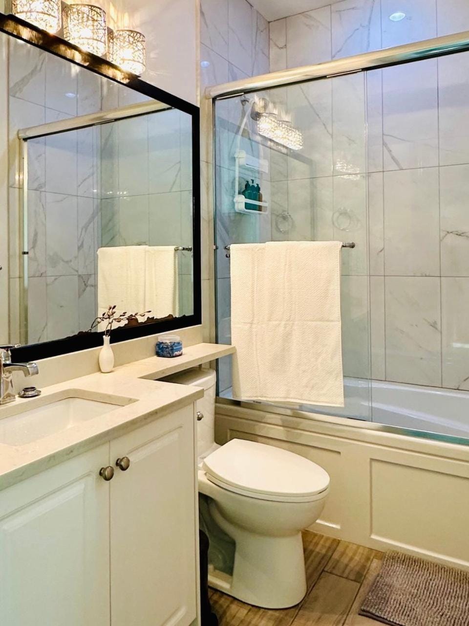 Modern Studio for 2 - Near SkyTrain to Downtown - Free Parking Bed and Breakfast in Vancouver