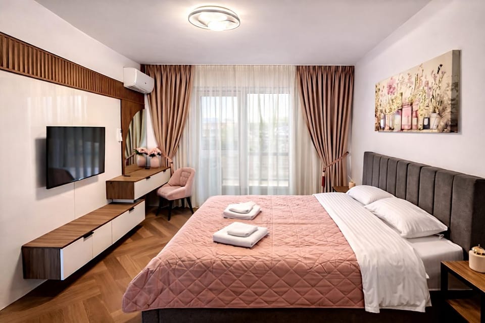 Bed, TV and multimedia, Bedroom