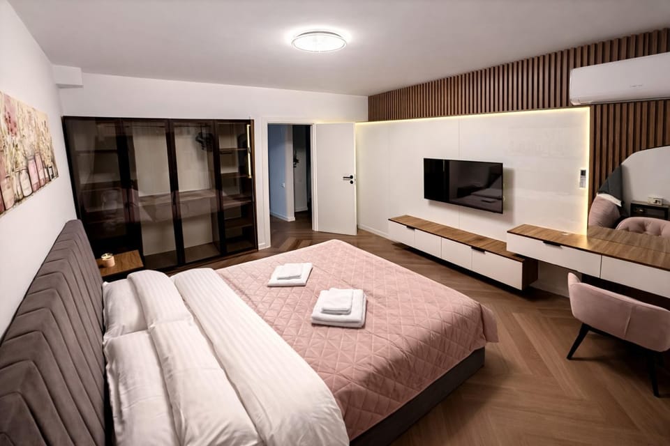 Bed, TV and multimedia, Bedroom, wardrobe