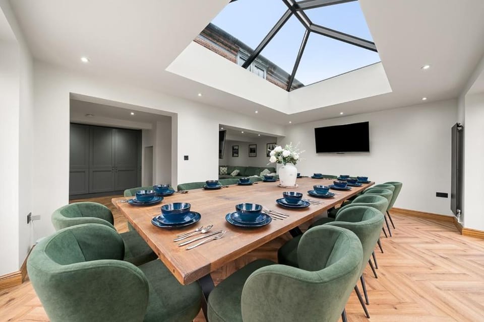 Luxury 4BR Cottage near St Georges Park House in East Staffordshire District