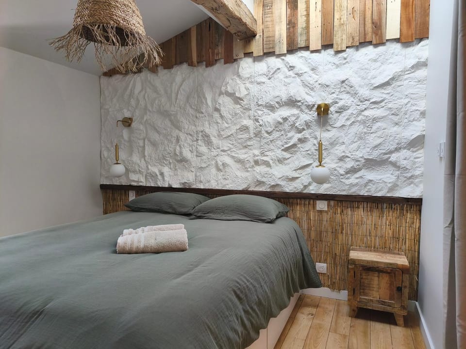 Bed, Photo of the whole room, towels