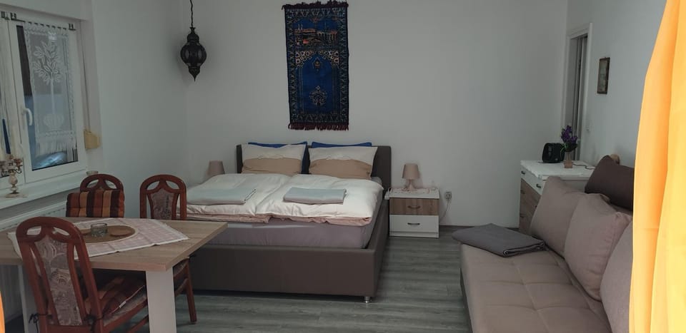 Shower, Bed, Darts, Lounge or bar, Spa and wellness centre/facilities, Photo of the whole room, Seating area, Dining area, Bedroom, hair dresser, toaster, towels, washing machine, kitchen