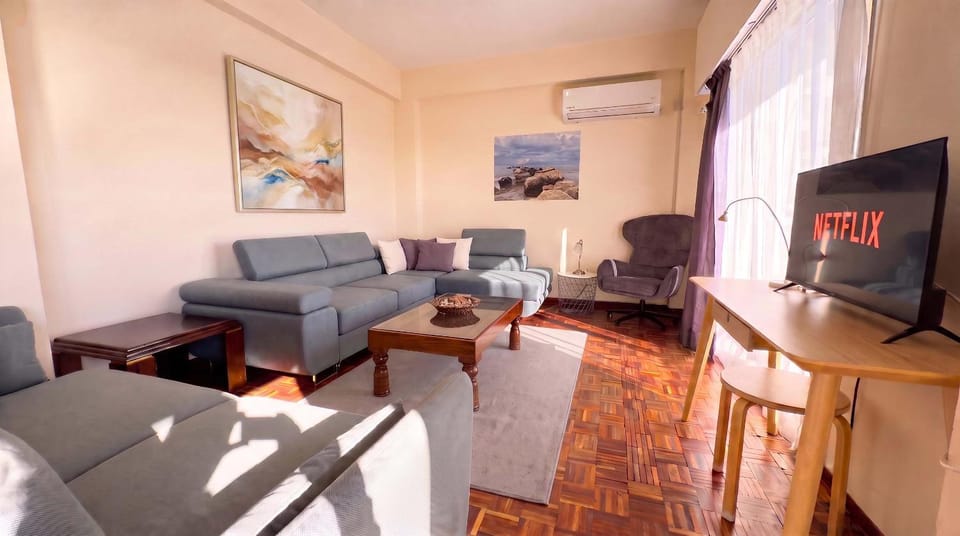 TV and multimedia, Living room, Seating area, Evening entertainment, air conditioner