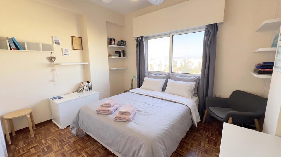 Bed, Library, Living room, Photo of the whole room, Seating area, Bedroom, hair dresser, towels