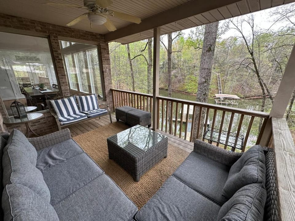 Tims Ford Lake 6BR Private dock near Twin Creeks House in Tennessee
