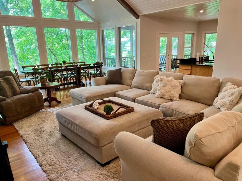 Tims Ford Lake 6BR Private dock near Twin Creeks House in Tennessee