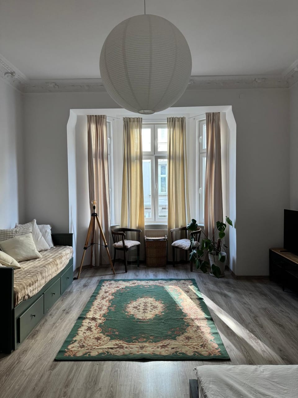 Bed, TV and multimedia, Living room, Photo of the whole room, Seating area, Bedroom