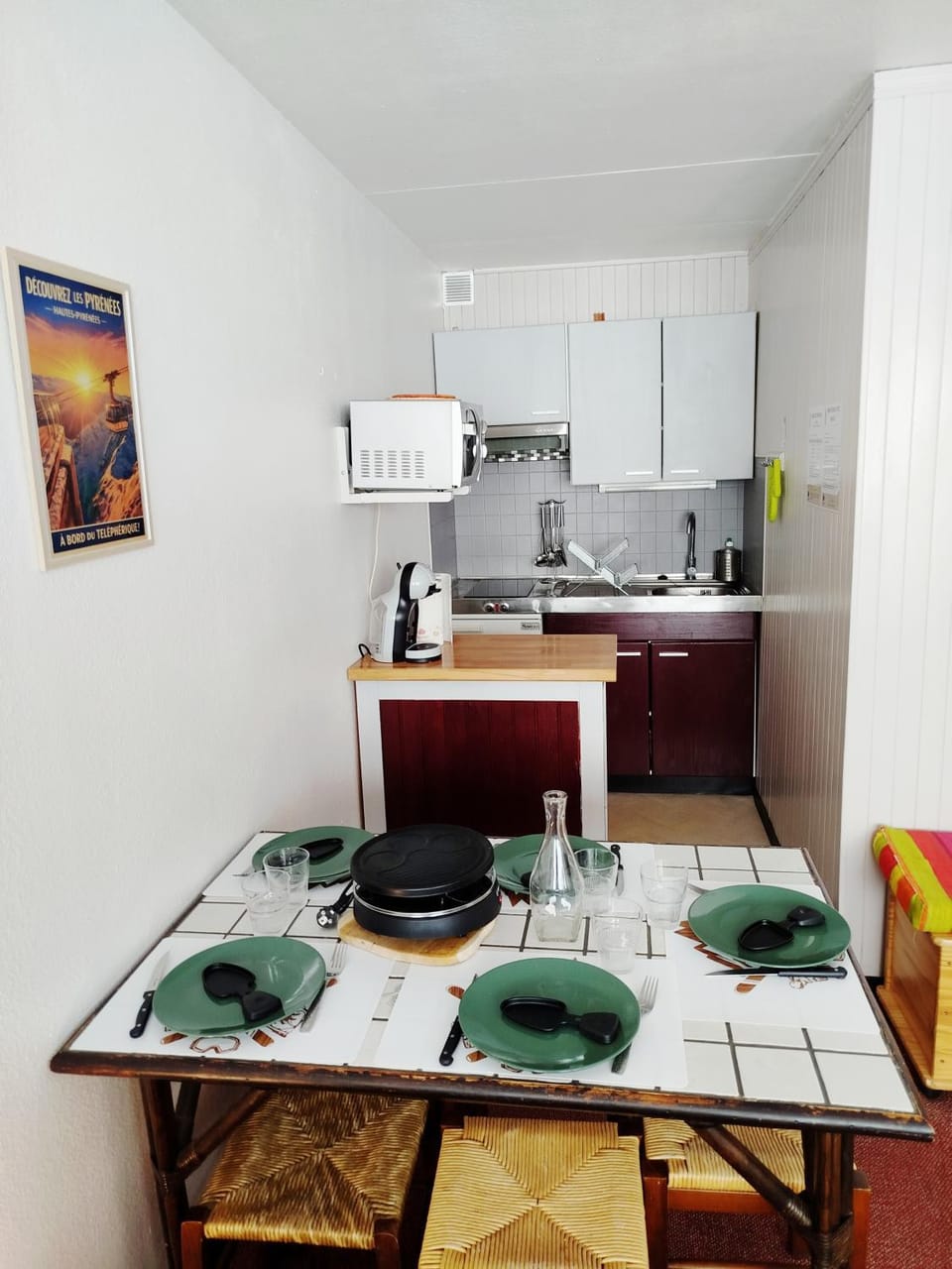 Kitchen or kitchenette, Dining area, stove