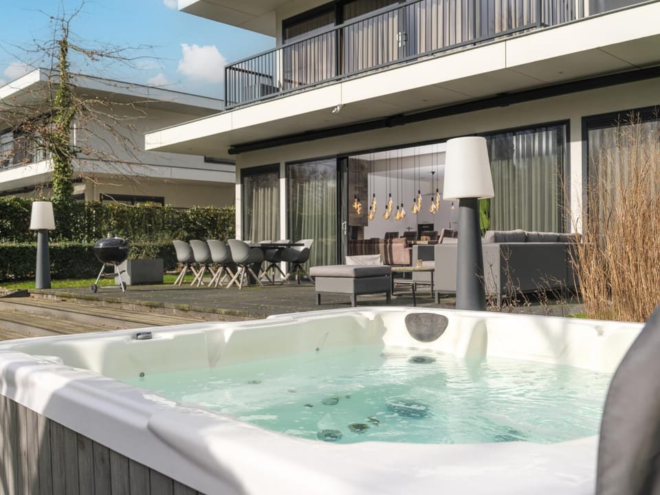 Water Nr. 336 | 10 Pers. Jacuzzi & Sauna House in Biddinghuizen
