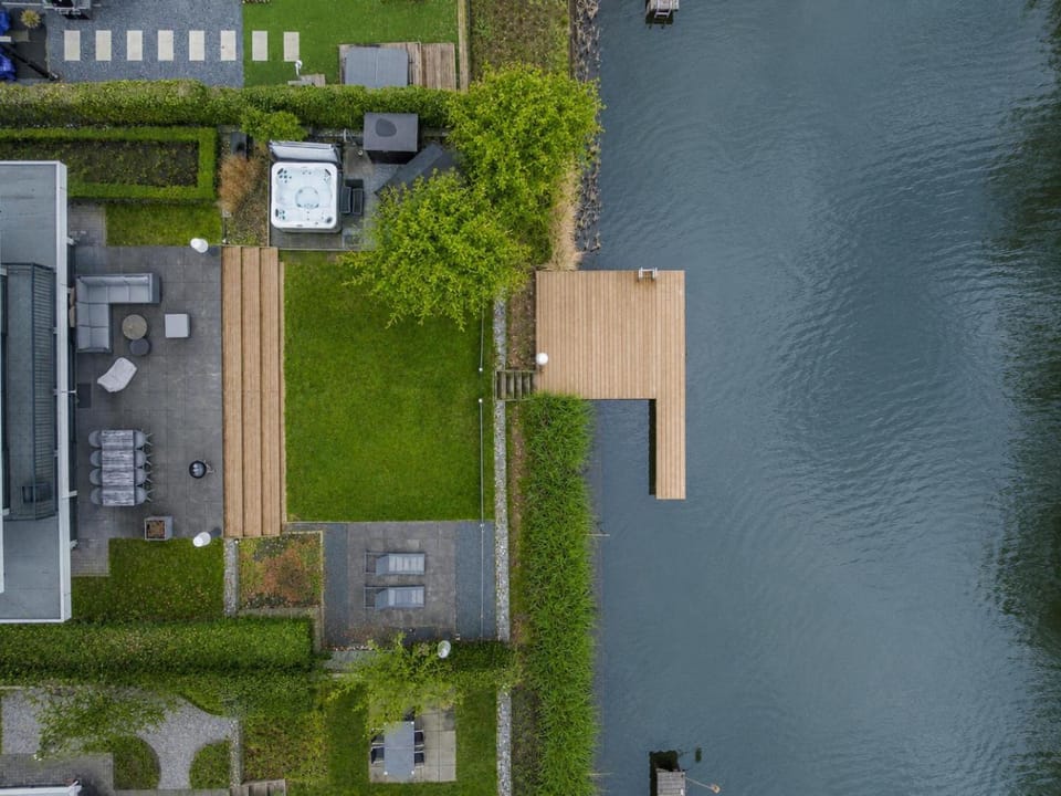 Water Nr. 336 | 10 Pers. Jacuzzi & Sauna House in Biddinghuizen