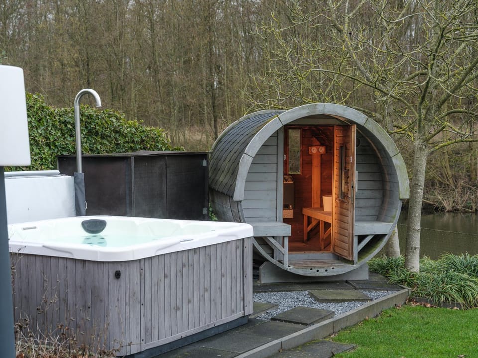 Water Nr. 336 | 10 Pers. Jacuzzi & Sauna House in Biddinghuizen