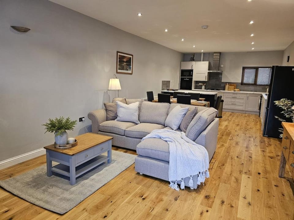 Lakefront Lodge with Hot Tub - Muscovy Lodge House in Mendip District