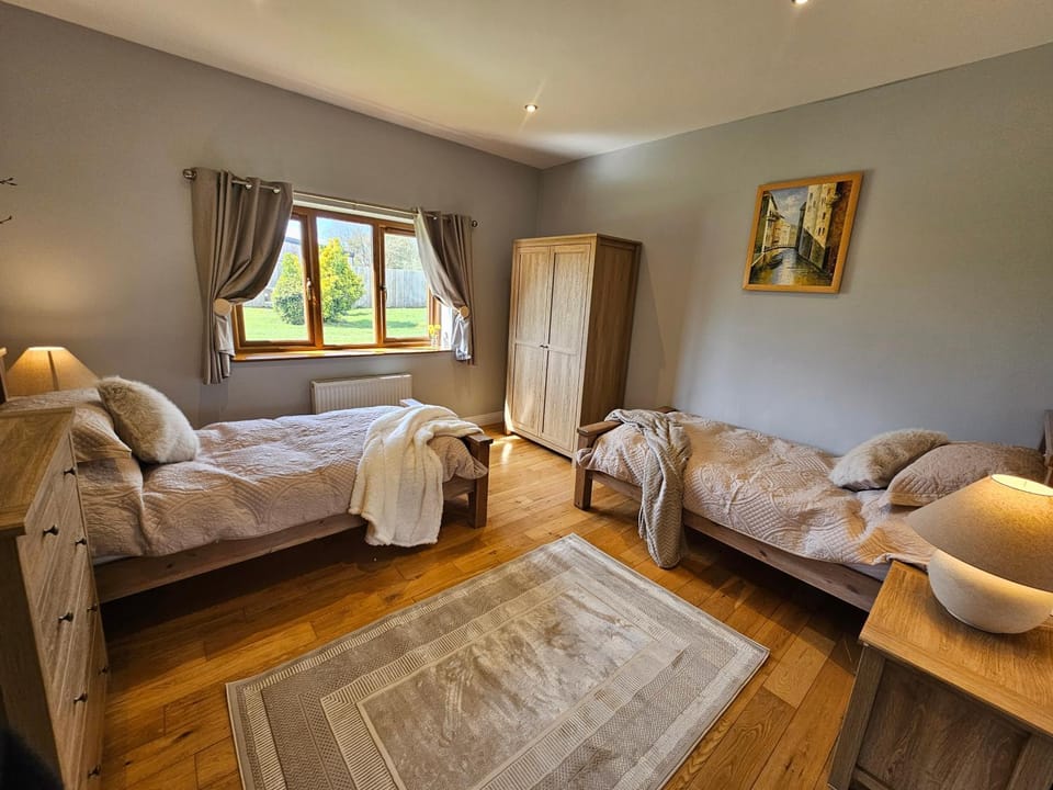 Lakefront Lodge with Hot Tub - Muscovy Lodge House in Mendip District