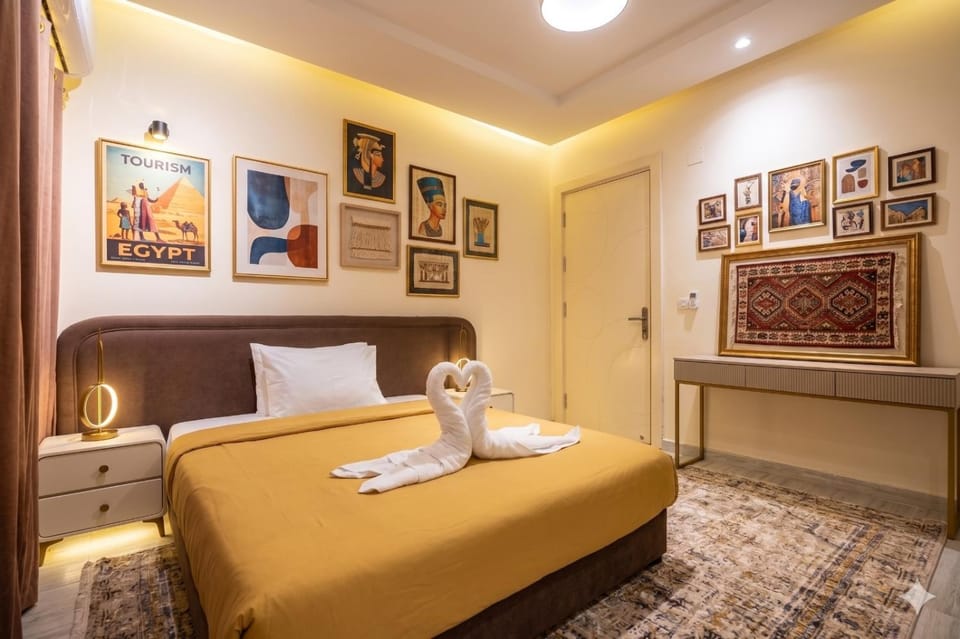 Bed, Living room, Photo of the whole room, Decorative detail, Seating area, Bedroom