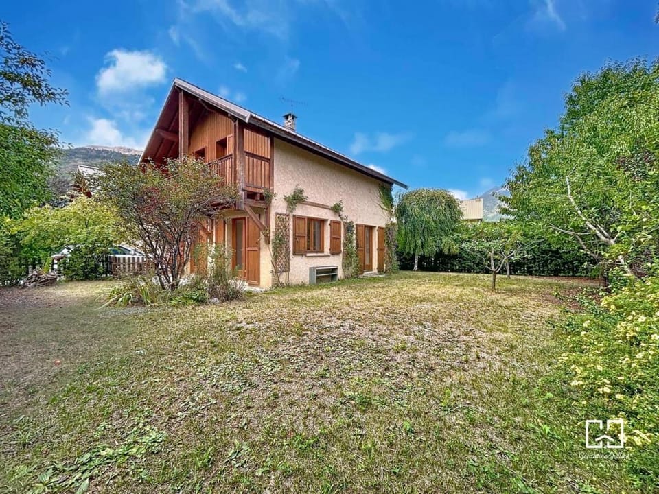 Property building, Spring, Garden