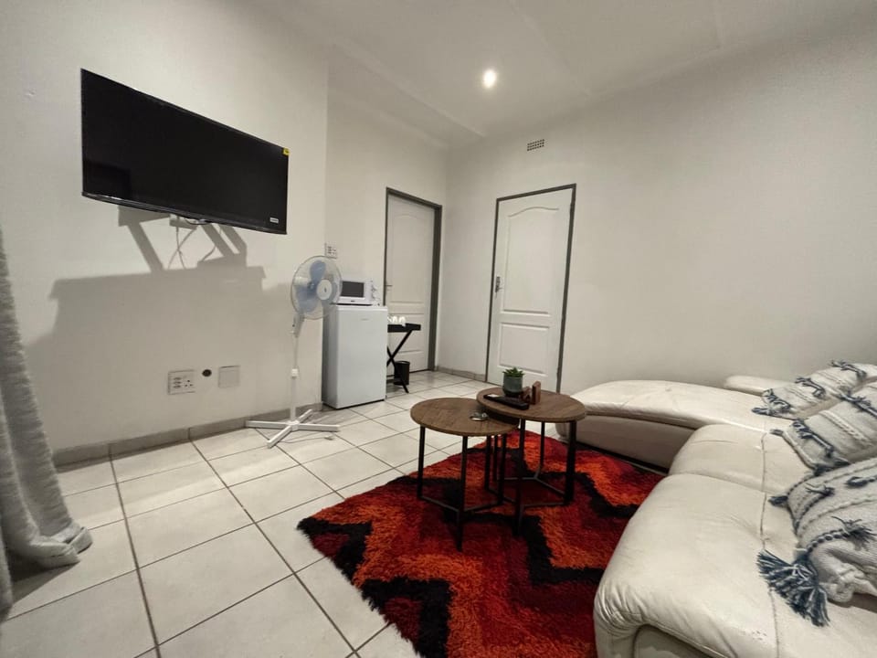 Communal lounge/ TV room, TV and multimedia, Living room, Seating area, Evening entertainment