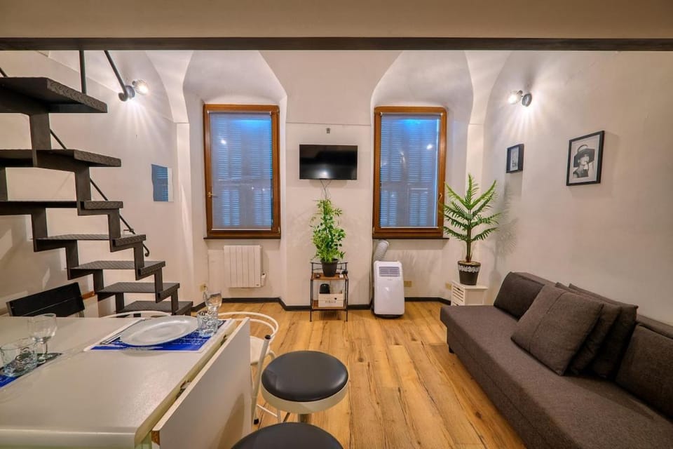Bed, Night, TV and multimedia, Living room, Seating area, air conditioner