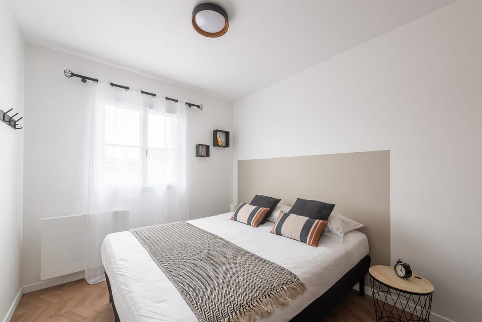 Photo of the whole room, Bedroom