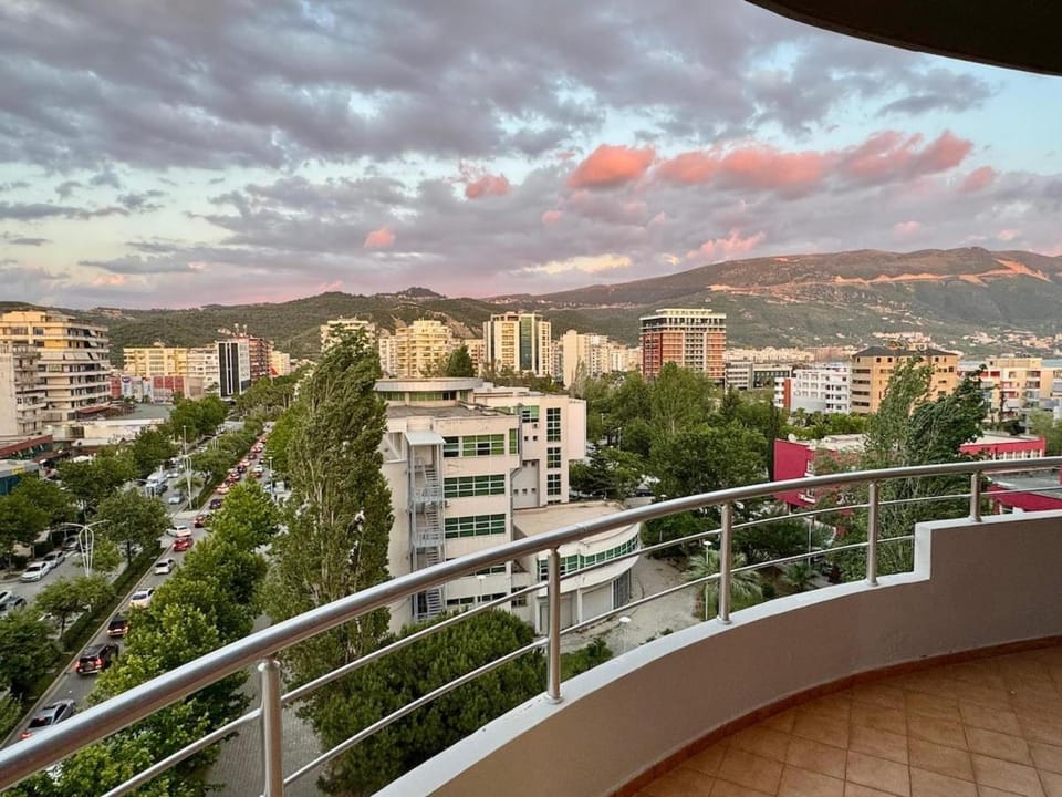 Mountain & Beach View, Large Balcony Flat in Vlorë Apartment in Vlorë
