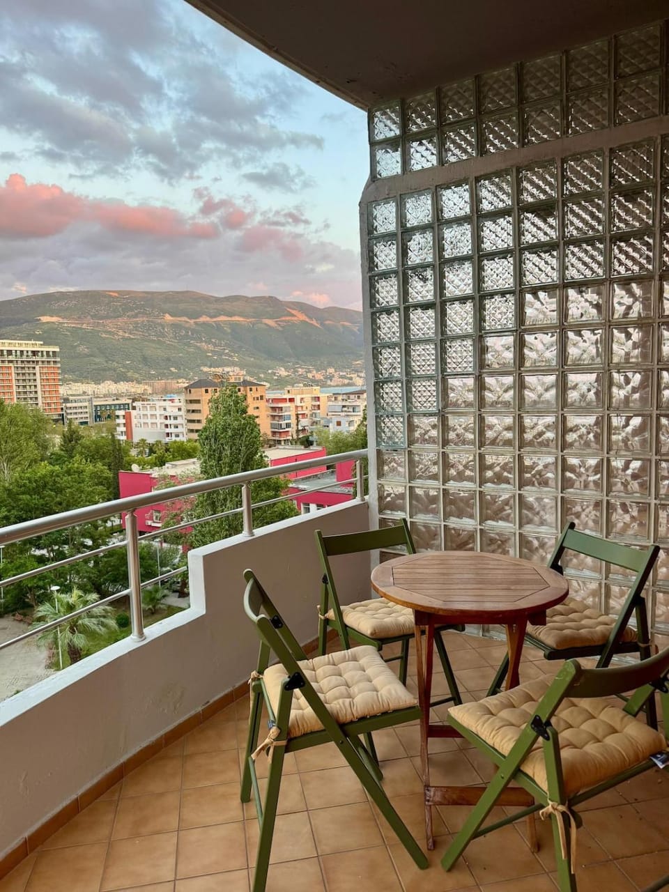 Mountain & Beach View, Large Balcony Flat in Vlorë Apartment in Vlorë