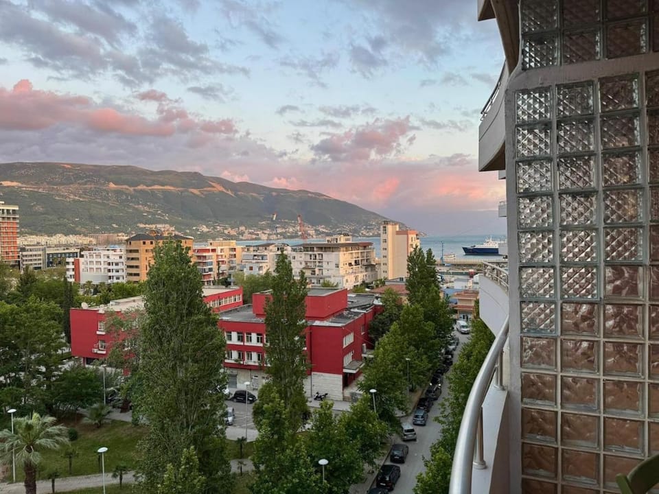 Mountain & Beach View, Large Balcony Flat in Vlorë Apartment in Vlorë