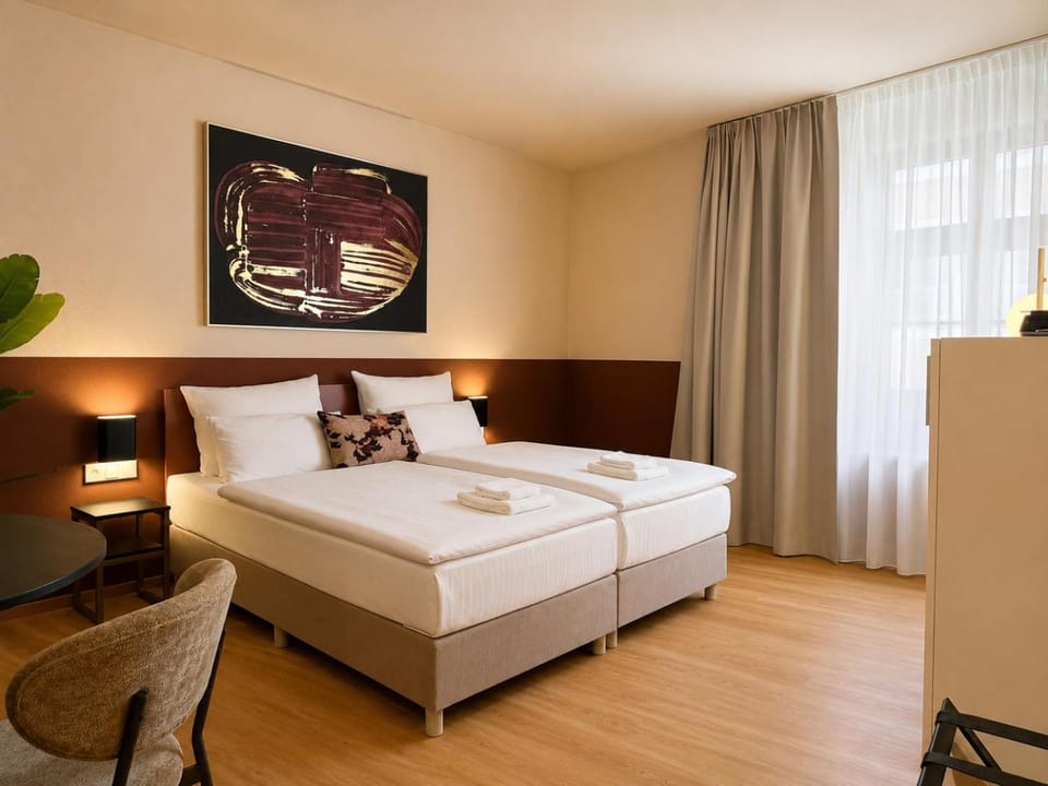 Bed, Photo of the whole room, Seating area, Bedroom