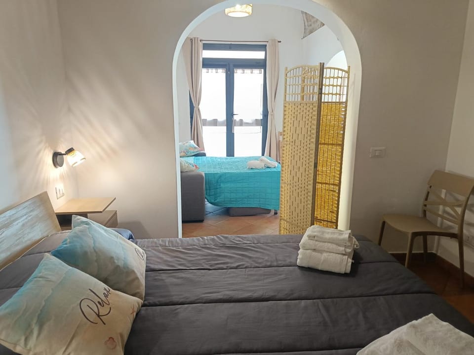 Bed, Living room, Bedroom, towels