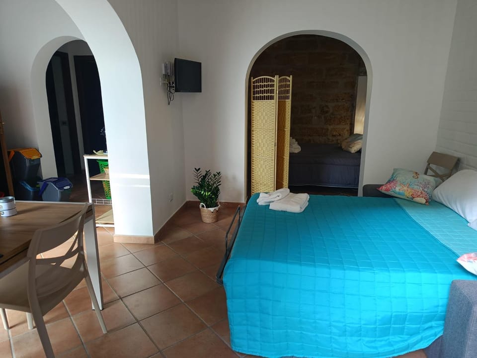 Bed, TV and multimedia, Living room, Photo of the whole room, Bedroom
