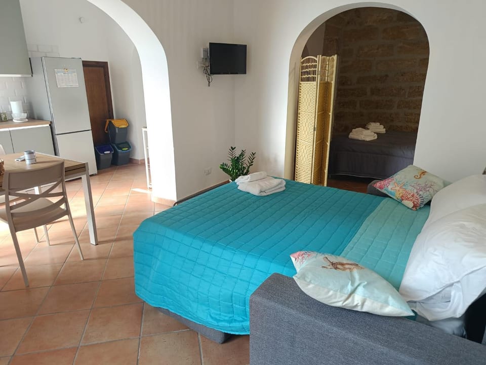 Bed, TV and multimedia, Seating area, Dining area, Bedroom