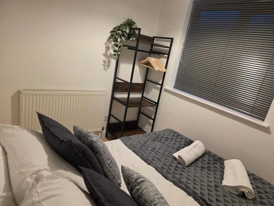 Modern 3BR House Parking Sleeps 6 House in Charnwood