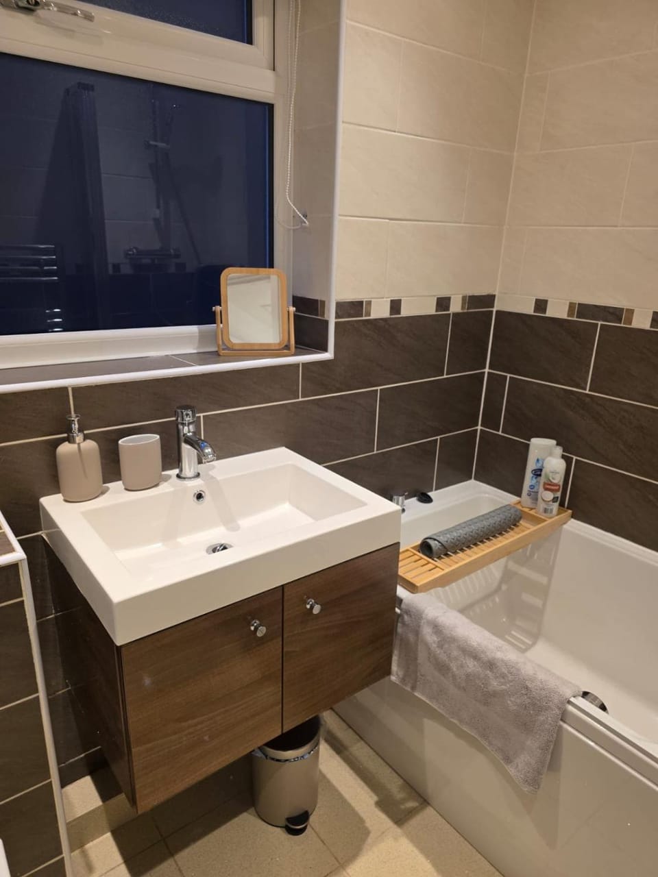 Modern 3BR House Parking Sleeps 6 House in Charnwood