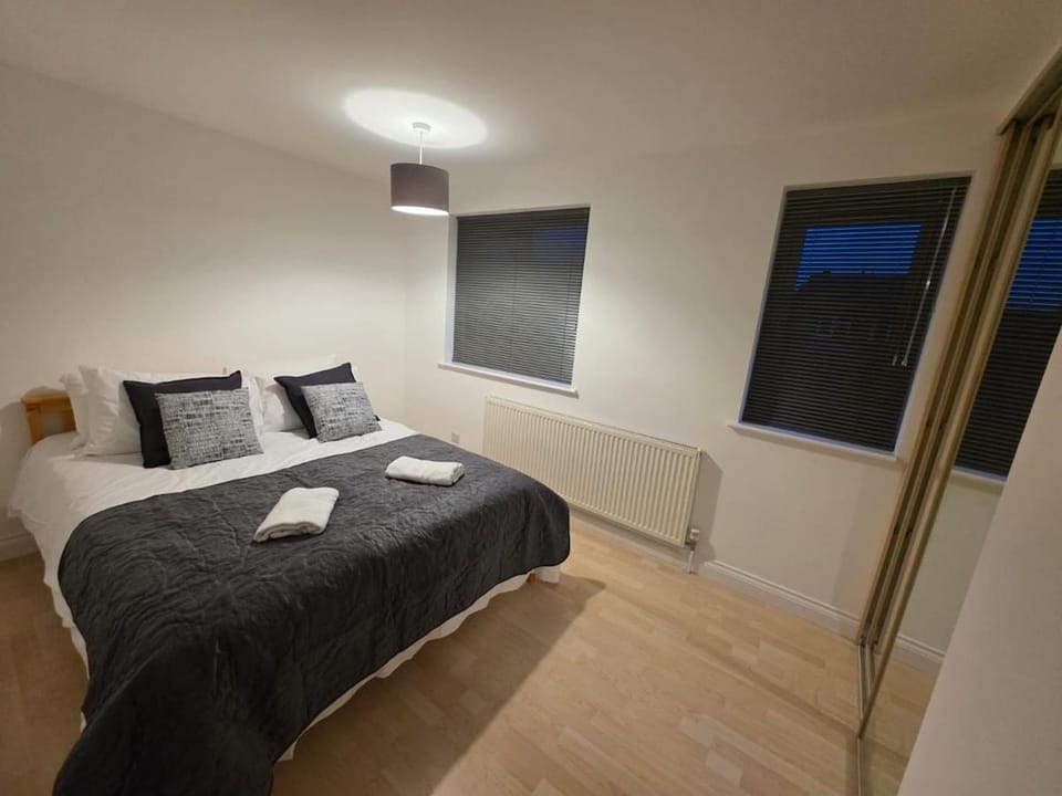 Modern 3BR House Parking Sleeps 6 House in Charnwood