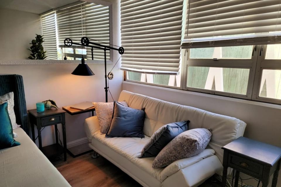King Bed Luxury Beach Studio Heart of Waikiki Apartment in Honolulu
