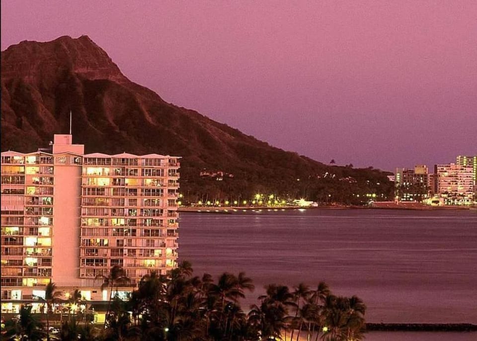 King Bed Luxury Beach Studio Heart of Waikiki Apartment in Honolulu