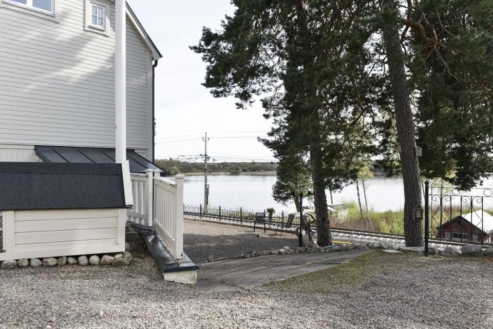 Sekelskiftesvilla med sjötomt, brygga & roddbåt Villa in Sweden