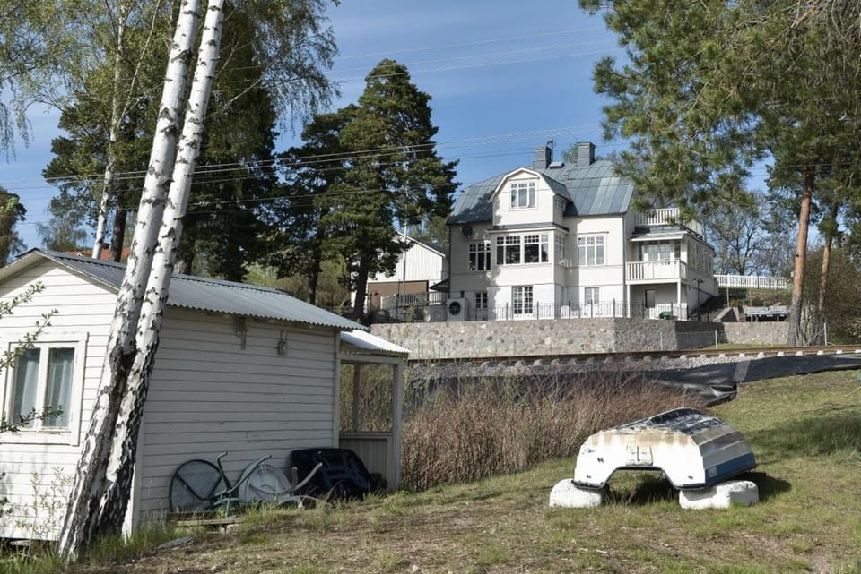 Sekelskiftesvilla med sjötomt, brygga & roddbåt Villa in Sweden