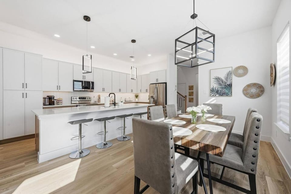 6BR 2 Homes | Near Downtown & UTSW, Patio, Garage. House in Dallas