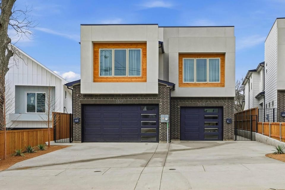 6BR 2 Homes | Near Downtown & UTSW, Patio, Garage. House in Dallas