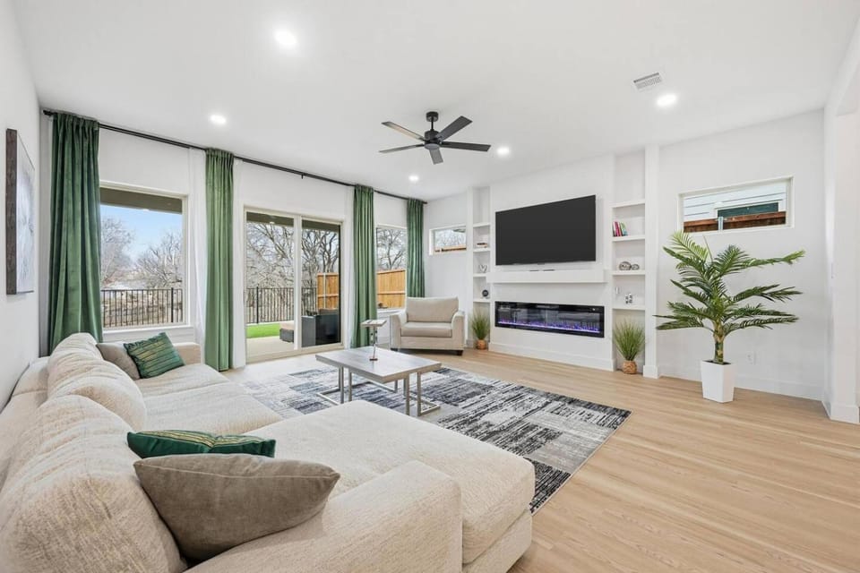 6BR 2 Homes | Near Downtown & UTSW, Patio, Garage. House in Dallas