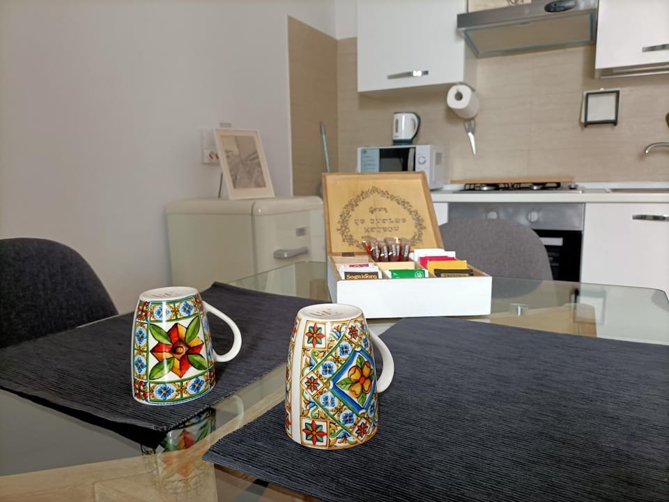 Coffee/tea facilities, Kitchen or kitchenette, Seating area, Dining area, stove