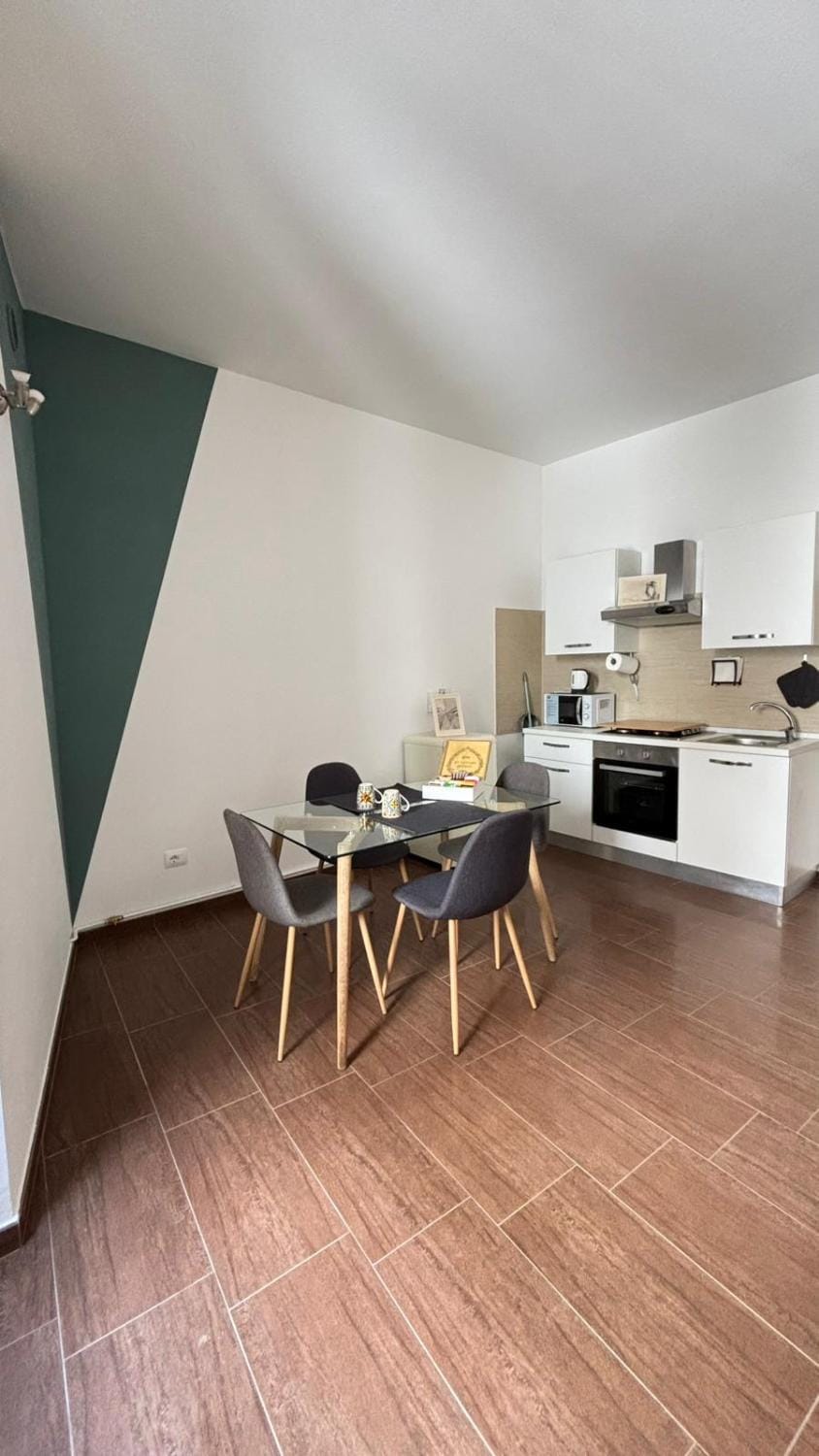 Kitchen or kitchenette, Dining area, oven